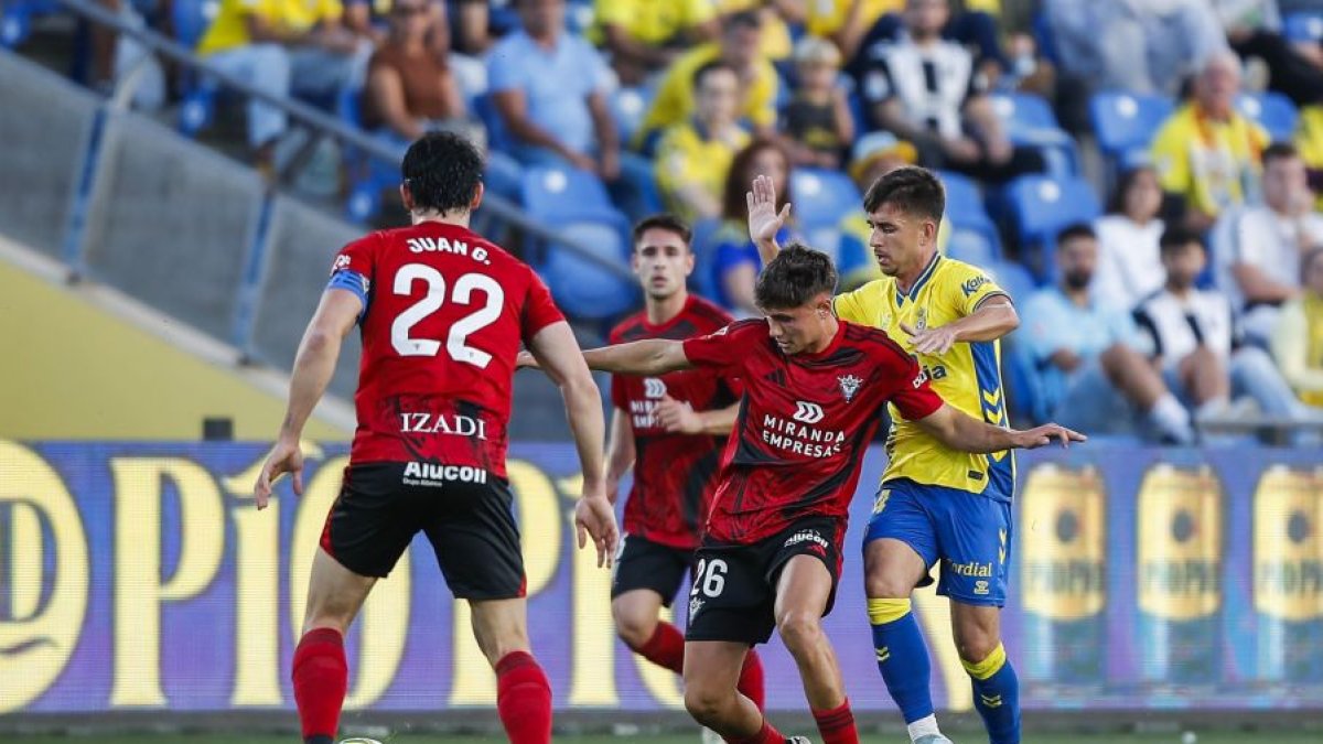 Bouza se lleva un balón durante el partido del lunes ante Las Palmas.