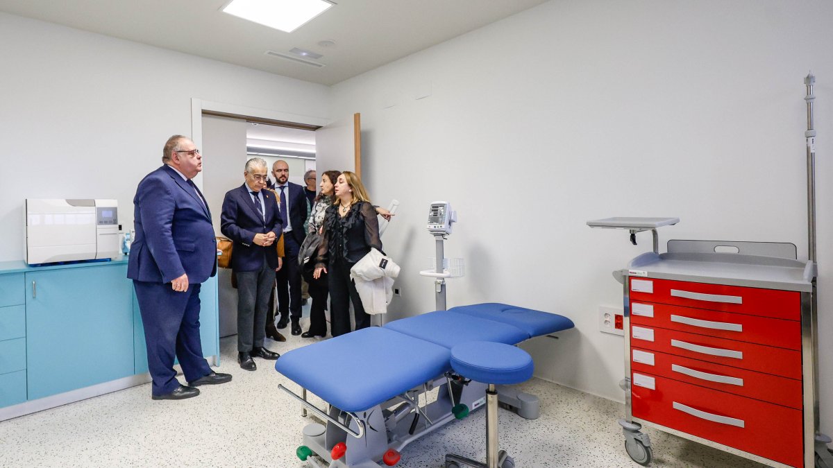 El consejero de Sanidad, Alejandro Vázquez, visitó el nuevo centro de salud García Lorca, que comenzará a funcionar el lunes.