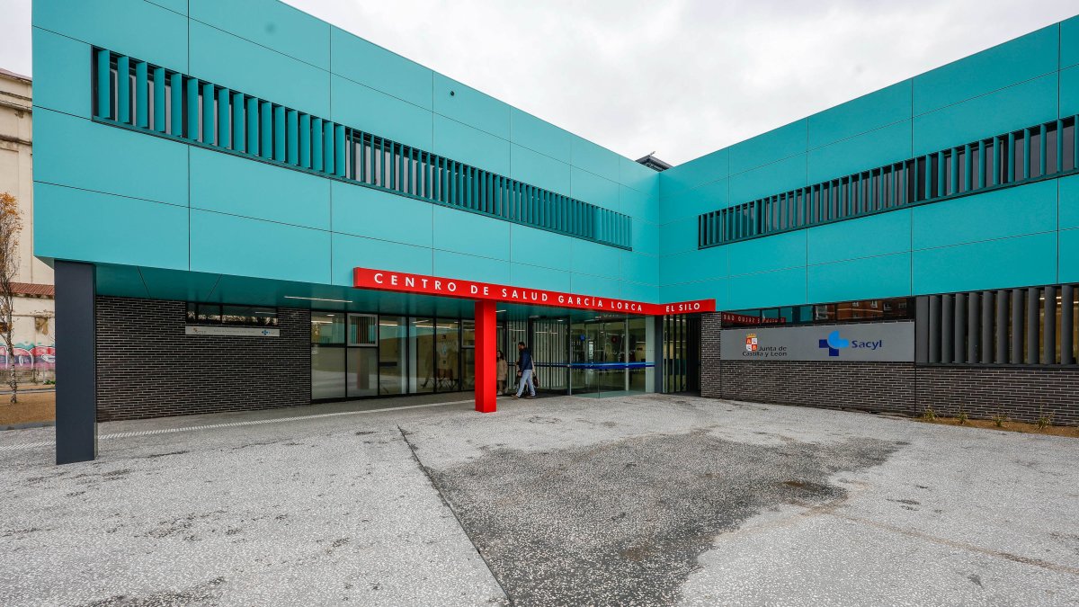 El consejero de Sanidad visita el nuevo centro de salud García Lorca-El Silo