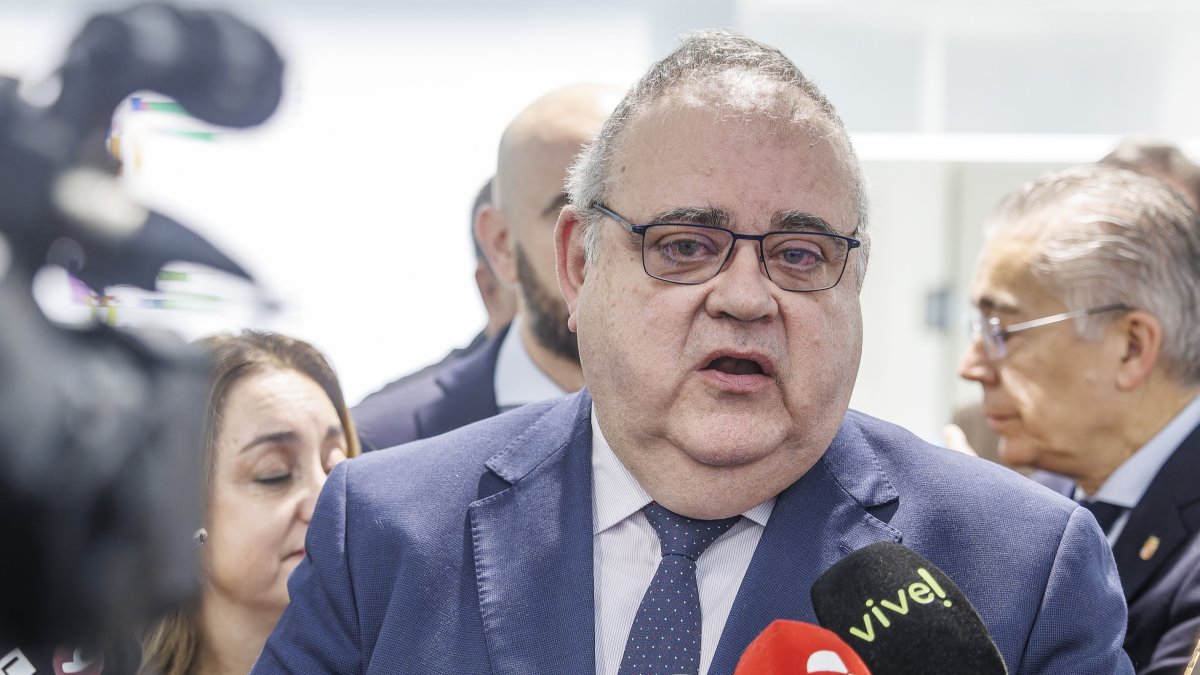 El consejero de Sanidad, Alejandro Vázquez, atendió a los medios de comunicación en su visita al nuevo centro de salud García Lorca.