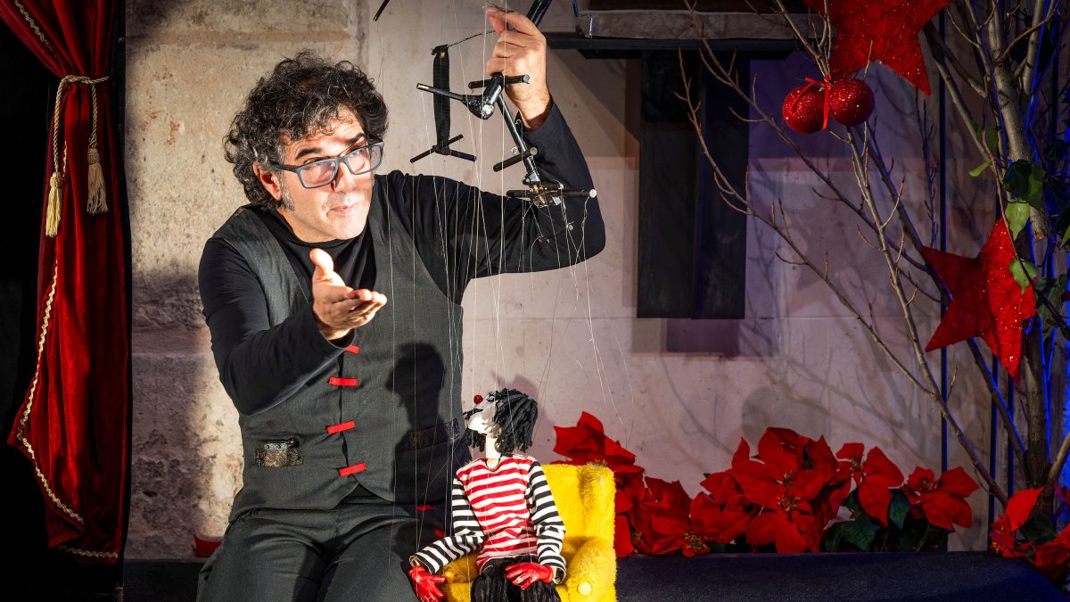 Actuación con marionetas en el Palacio de Castilfalé.