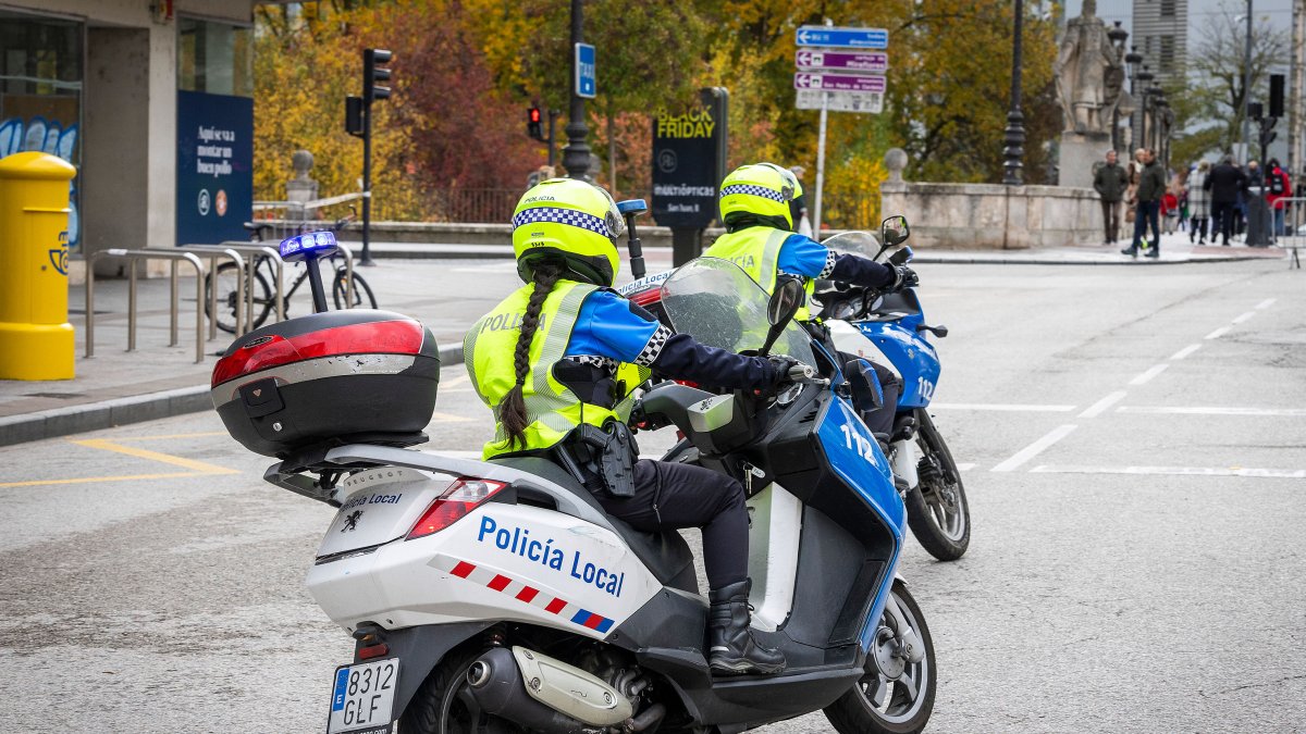 Dos agentes de la unidad de motoristas de la Policía Local en una imagen del pasado noviembre.