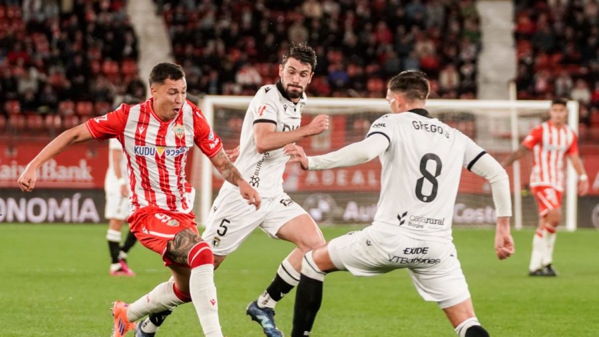 Atienza y Grego Sierra, durante el partido contra el Almería.