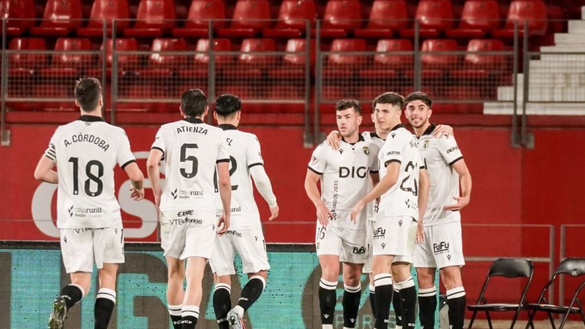Los jugadores del Burgos CF celebran uno de los goles.