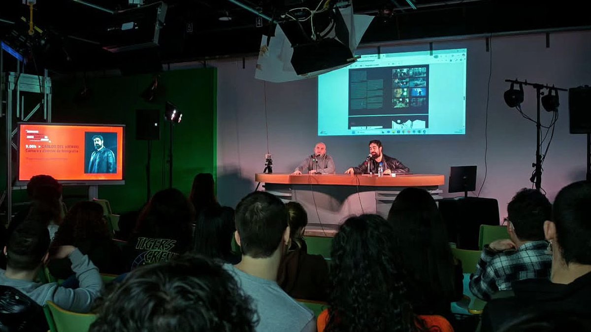 Imagen de una charla de la primera edición de las Jornadas Audiovisuales Profesionales del IES Diego Marín Aguilera.