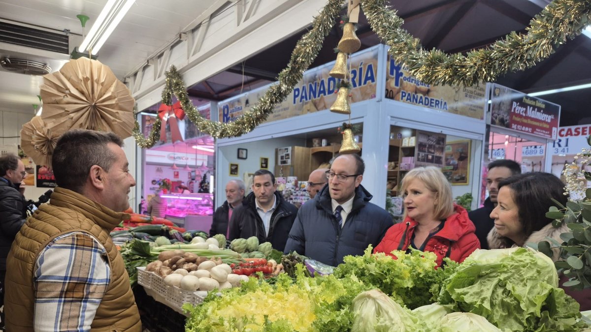La consejera de Industria, Comercio y Empleo, Leticia García, en su visita al Mercado de Abastos de Ciudad Rodrigo (Salamanca).