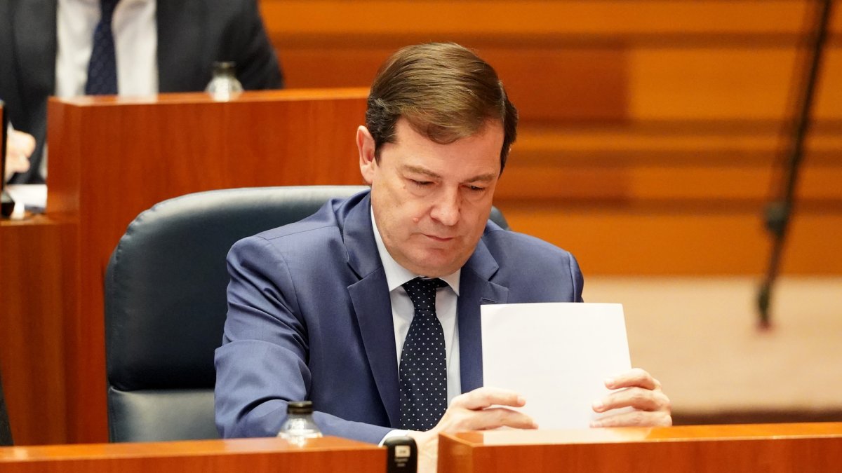 El presidente de la Junta, Alfonso Fernández Mañueco, durante la primera jornada del pleno de las Cortes de Castilla y León.