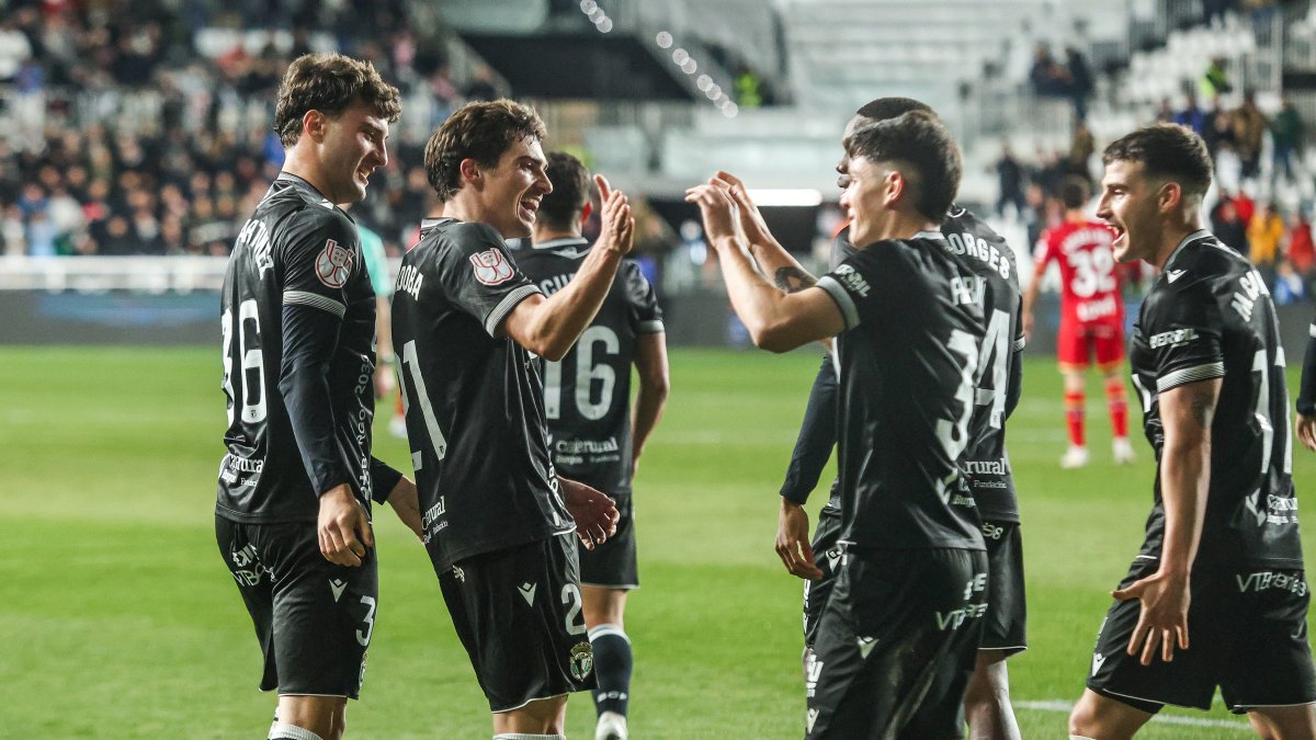 Los jugadores del Burgos CF celebran uno de los goles.