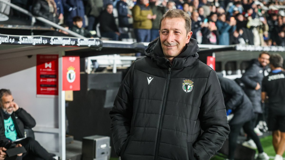 Ramis, con gesto de satisfacción en el banquillo de El Plantío, durante el partido ante el Getafe.