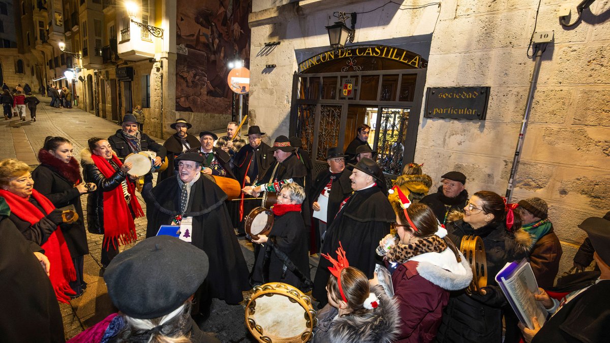La ronda de villancicos comenzó frente a la sede del Rincón de Castilla, en la calle Fernán González.