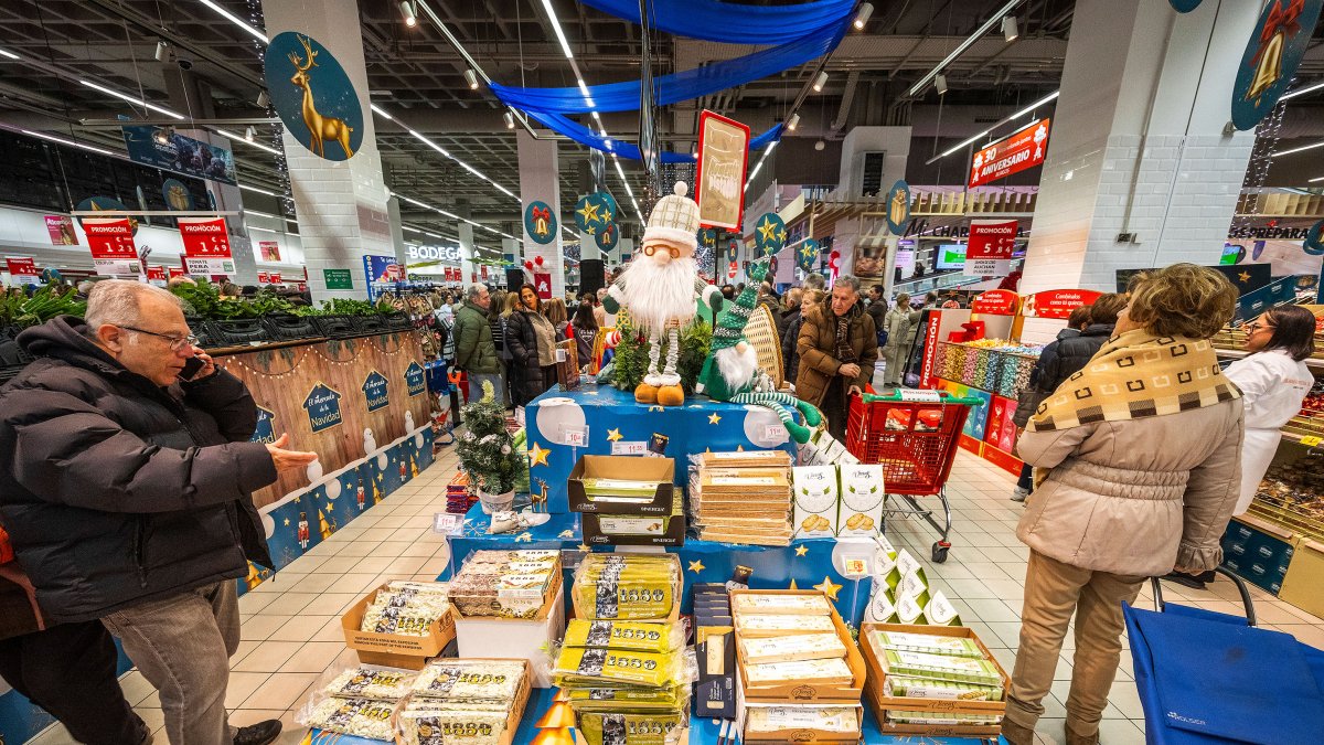 Carnicerías y pescaderías ofrecen los mejores manjares para vestir la mesa familiar en las fechas más señaladas.