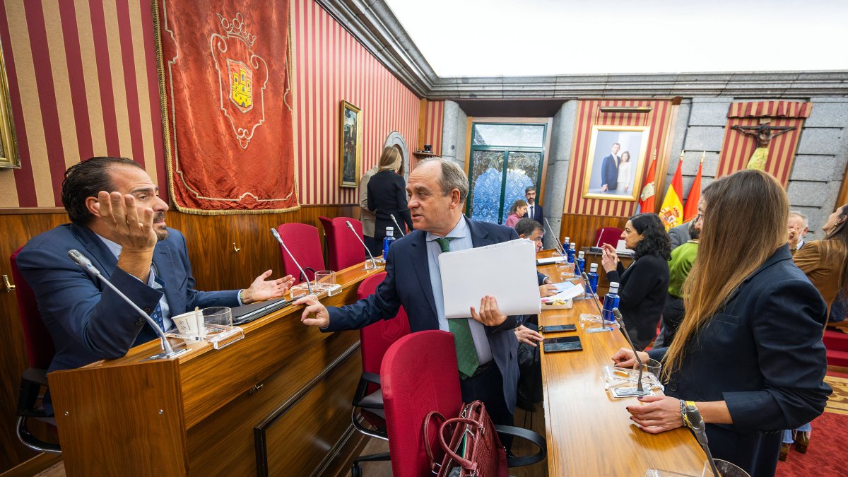Ignacio Peña y Fernando Martínez-Acitores (Vox), en el último pleno municipal.