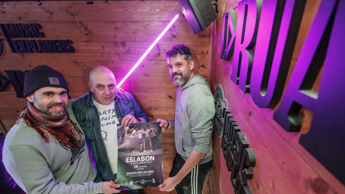 Ricky y Samu, de Eslabon, con Jacho, gerente de La Rúa (centro).