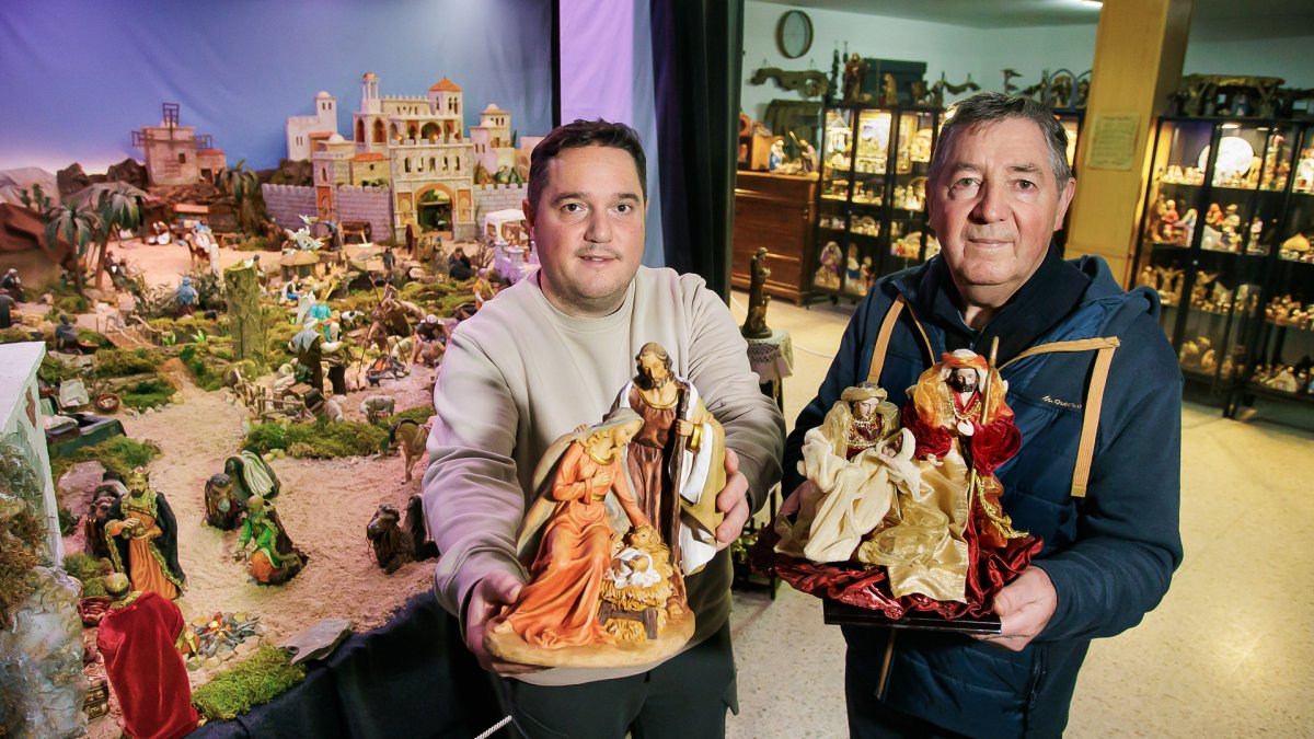 Fernando Gutiérrez y su padre muestran algunas de las piezas de su colección de 250 belenes, reunida a lo largo de los años y expuesta cada Navidad en un cuidado montaje familiar.