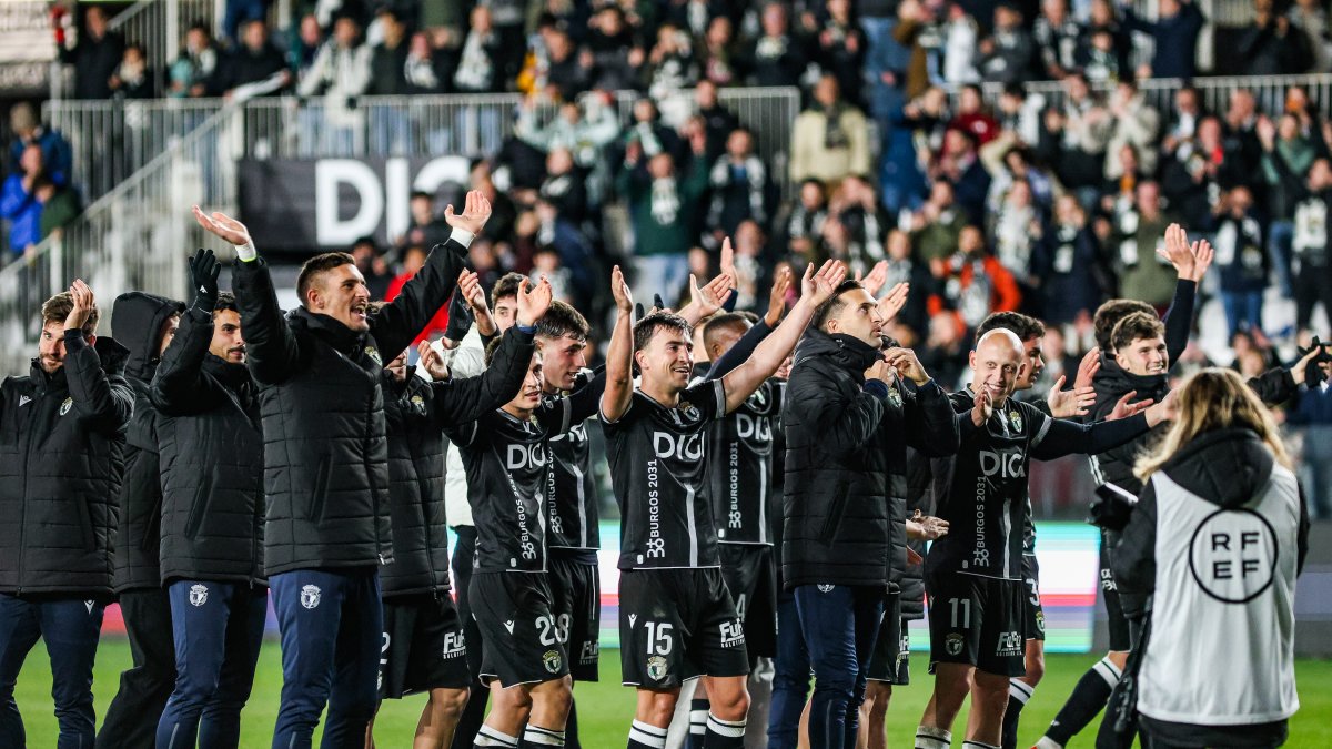 Los jugadores del Burgos CF celebran la eliminación del Getafe con la afición.