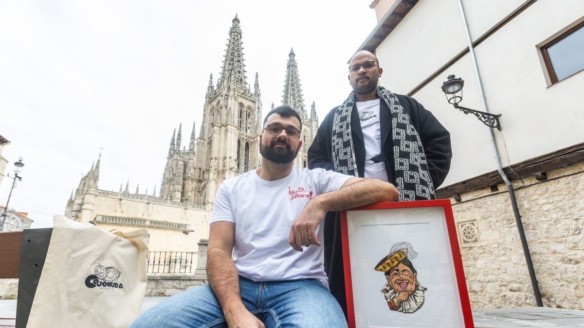 Santiago y Félix muestran algunas de sus creaciones frente a la Catedral de Burgos.