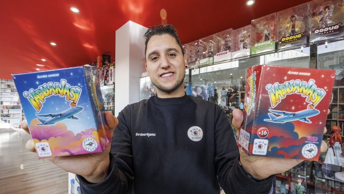 Álvaro Sancho muestra las dos versiones de su juego Aduanas en el interior de Ävalon.