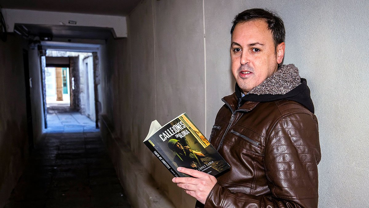 El escritor David López Cabia, con un ejemplar de su última novela, ‘Callejones sin gloria’.