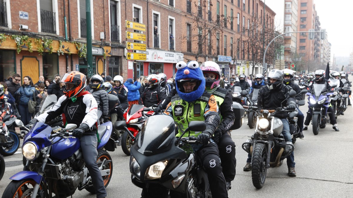 Archivo - Varios motoristas participan en el desfile de las banderas en la concentración motera Pingüinos.