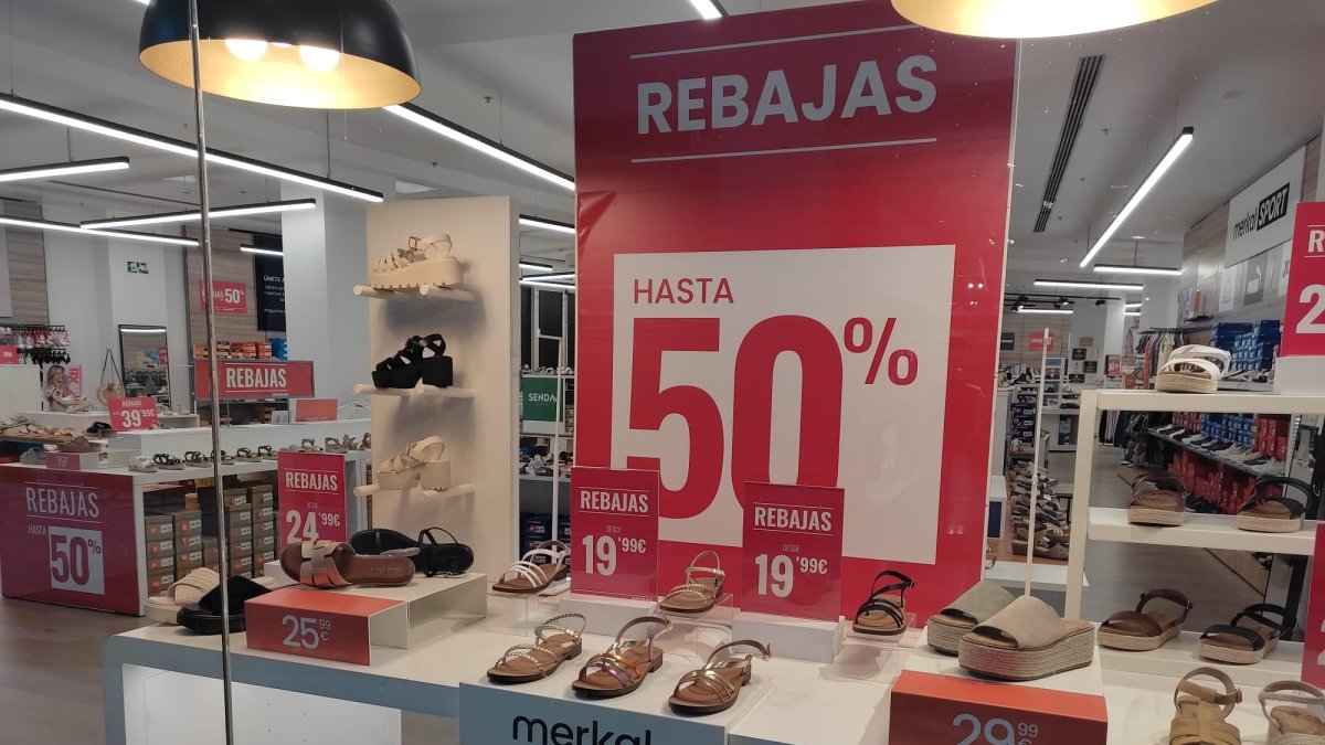 Archivo - Rebajas en un comercio local del Casco Viejo de Bilbao.