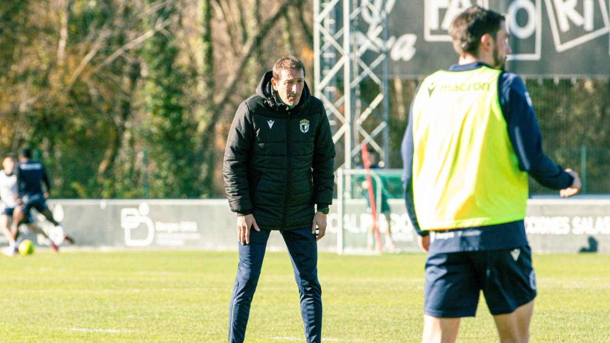 Ramis dirige un entrenamiento en la ciudad deportiva.