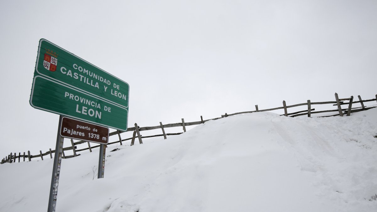 Archivo - Imagen de archivo de nieve en el puerto de Pajares, en la provincia de León.