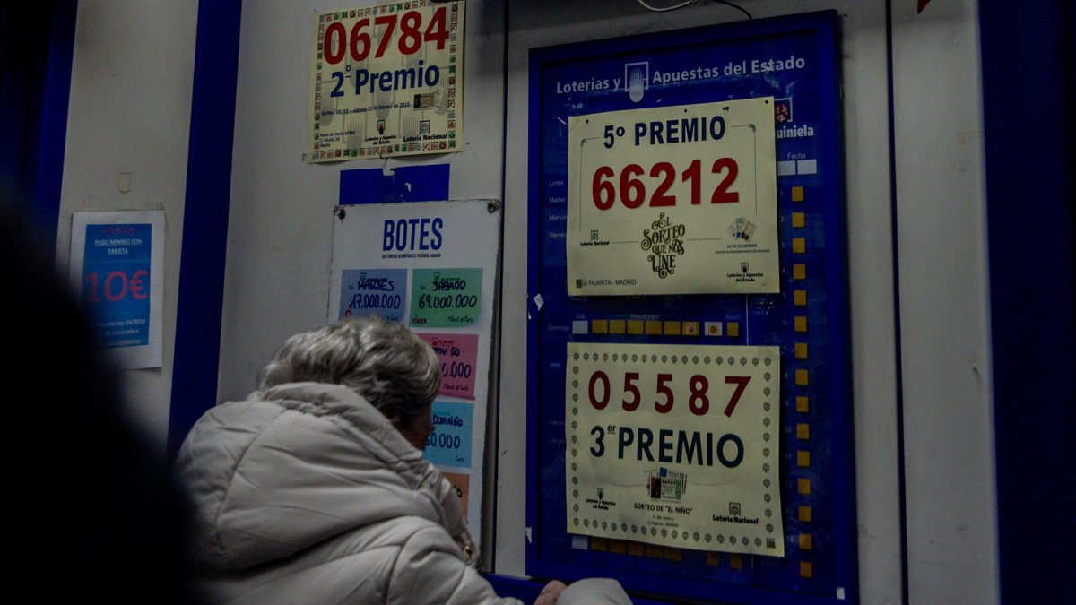 Gente comprando lotería para el Sorteo Extraordinario de ‘El Niño’, a 29 de diciembre de 2029, en Madrid (España).