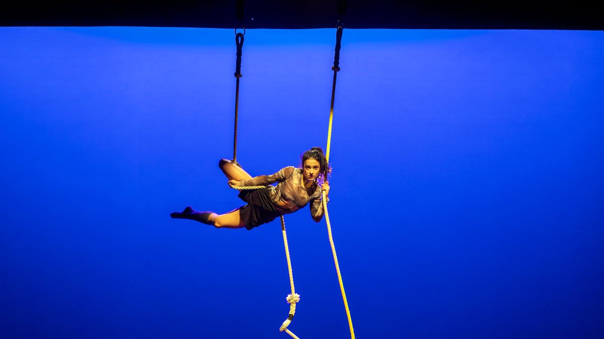 Amaya Goñi desplegó su lenguaje de danza y trapecio en su regreso a Burgos para brillar en la Gala de Circo del Teatro Principal.