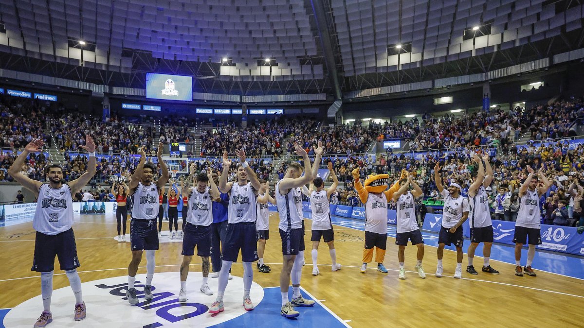 Los jugadores del San Pablo Burgos celebrando la reciente victoria en el Coliseum.