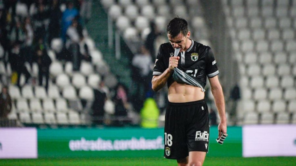 Aitor Córdoba se muerde la camiseta tras el partido en Córdoba.