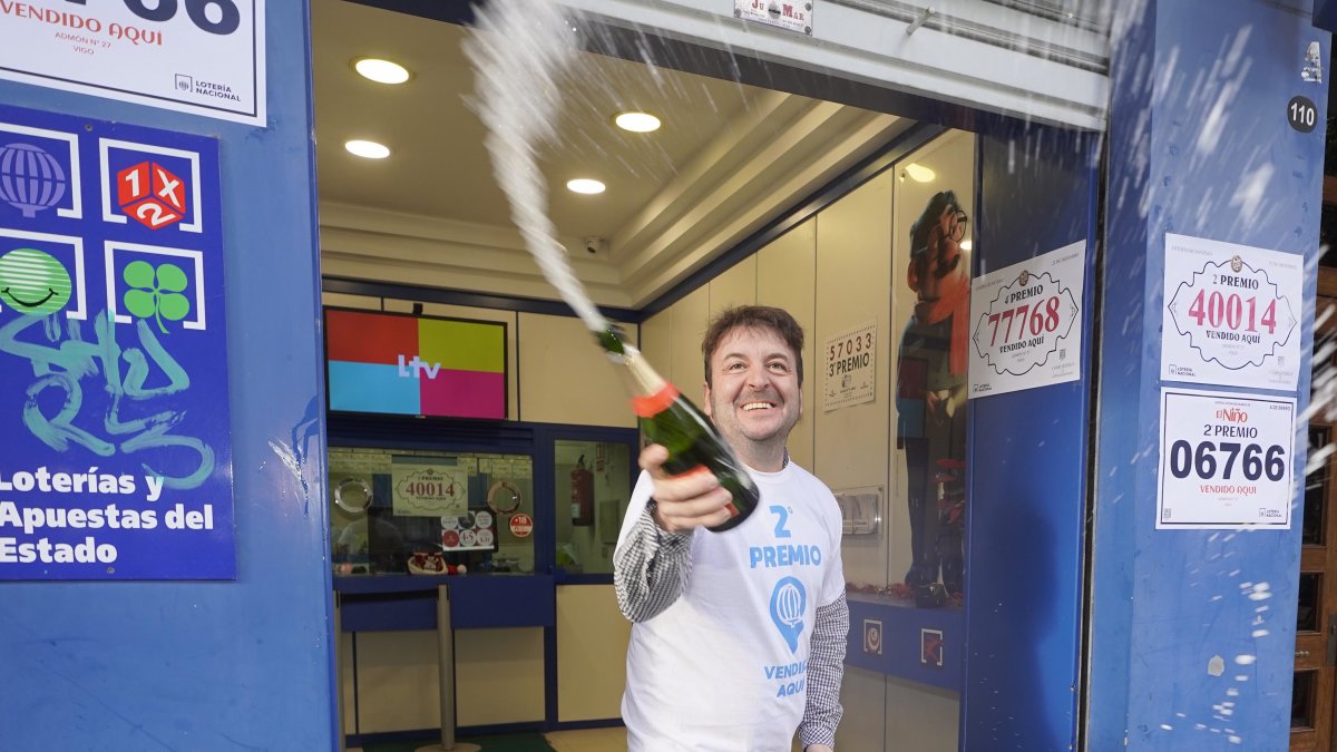 Agraciados con el ‘Segundo Premio’ del Sorteo Extraordinario de El Niño 2025 en Vigo.