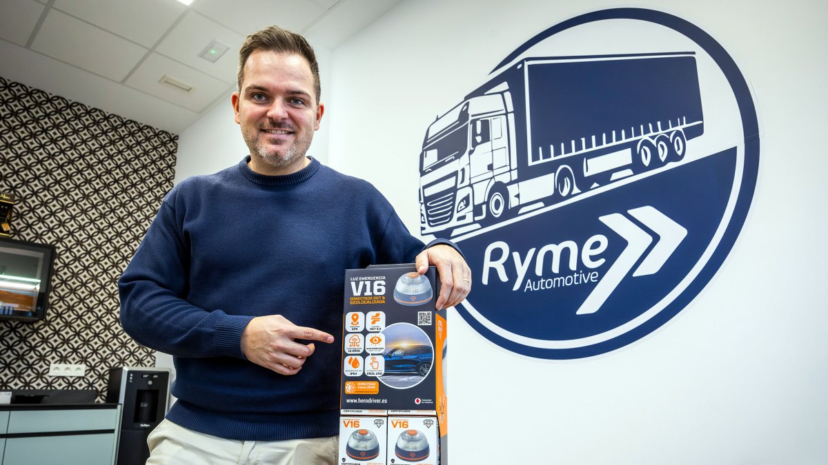 Daniel Martínez es responsable del Departamento de Marketing y transformacion digital de Ryme Automotive y lleva más de un año trabajando en el diseño de la baliza V16 Hero Driver.