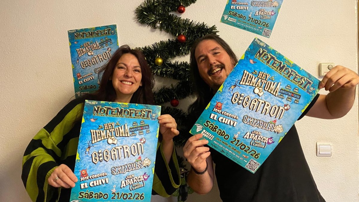 Rosa Contreras y Gonzalo Navazo, de la promotora Steel Souls, muestran con orgullo el cartel del tercer acto de su queridísimo Notemofest.