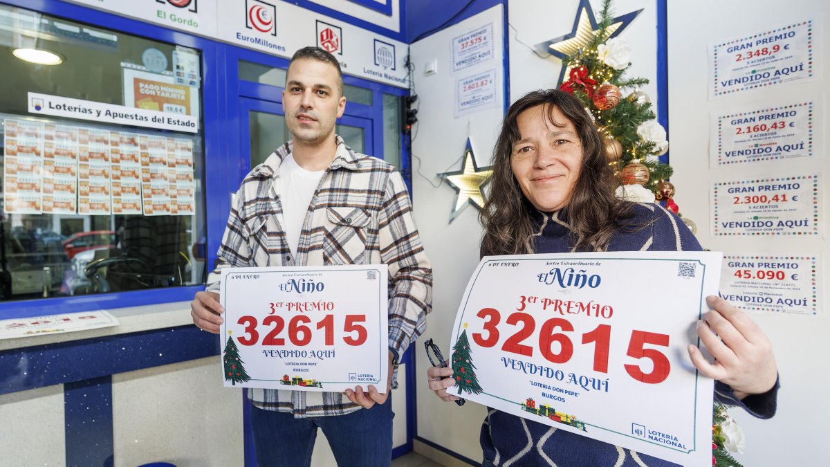 Álvar Alonso y Ruth Prieto, de Don Pepe, celebran el tercer premio en la Lotería del Niño.