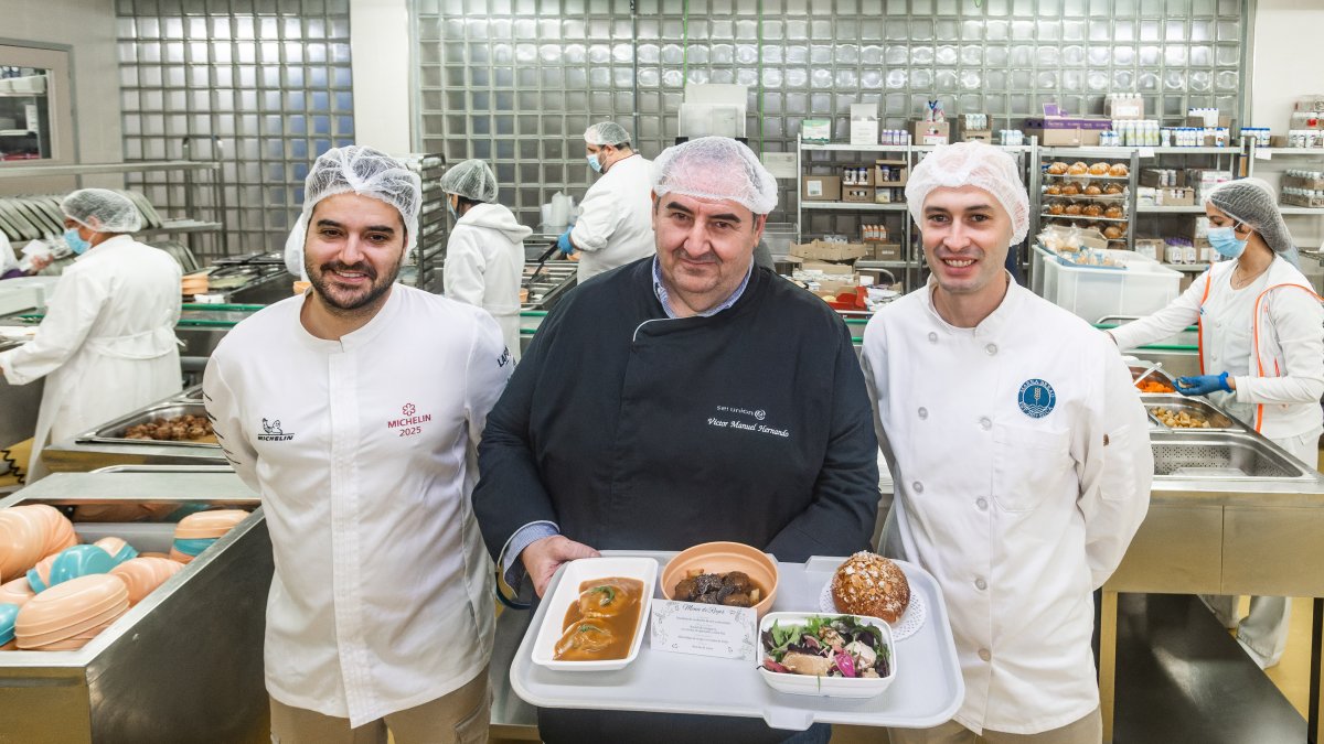 Ricardo Temiño (La Fábrica), Víctor Manuel Hernando (HUBU) y Miguel Ángel Castro (Marea Bread) muestran el menú del día de Reyes.