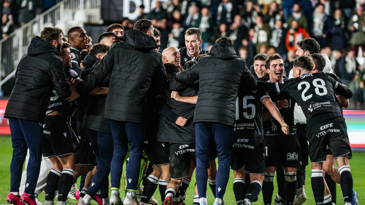 Los jugadores celebran el pase a octavos de final.