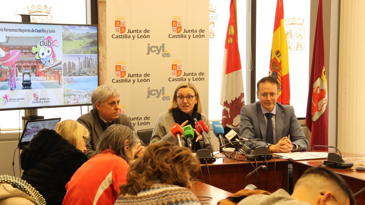 La vicepresidenta de la Junta y consejera de Familia e Igualdad de Oportunidades, Isabel Blanco (centro), en la delegación territorial de la Junta en León este miércoles.