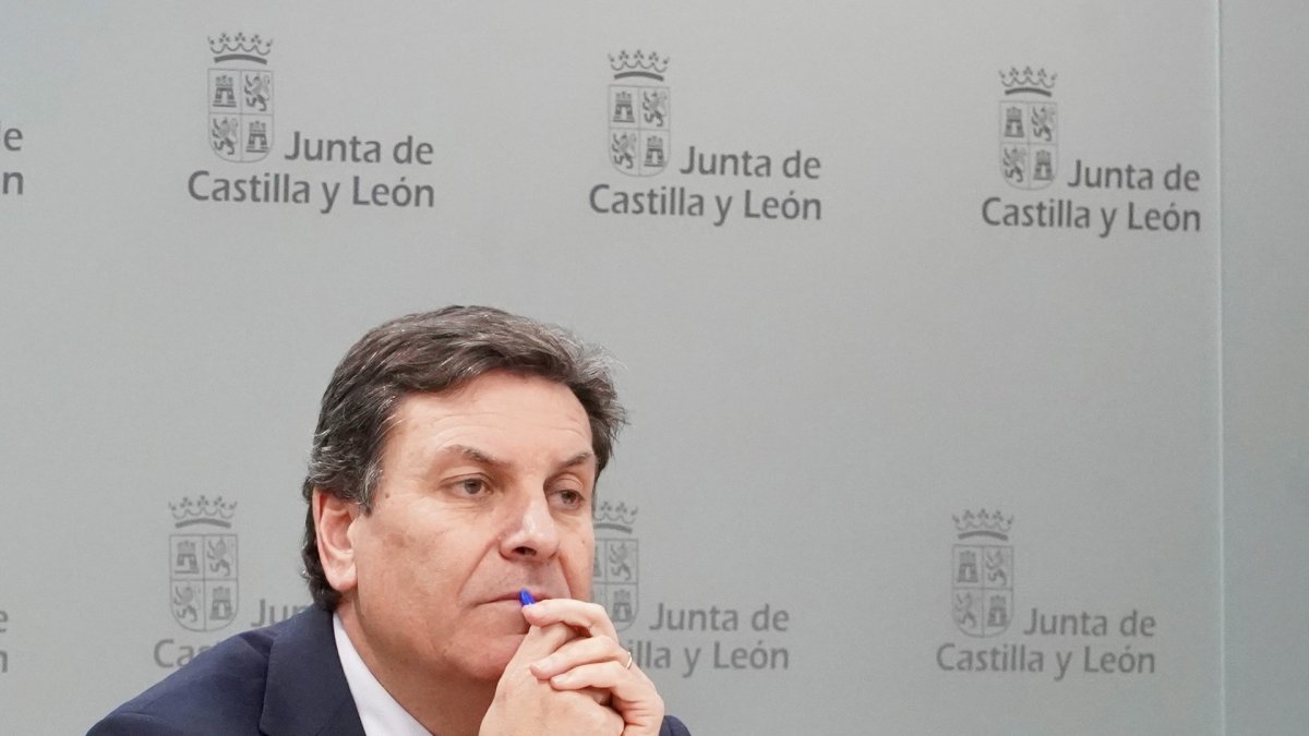 El consejero de Economía y Hacienda y portavoz, Carlos Fernández Carriedo, en la rueda de prensa posterior al Consejo de Gobierno.