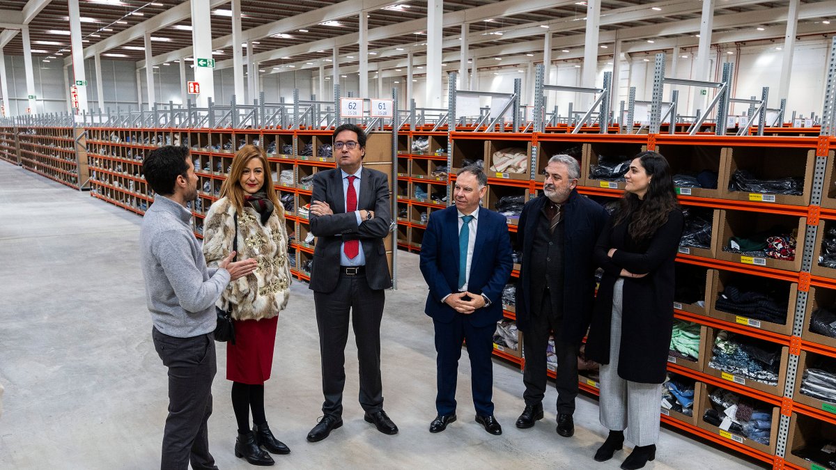 Óscar López, durante la visita a la plataforma logística.