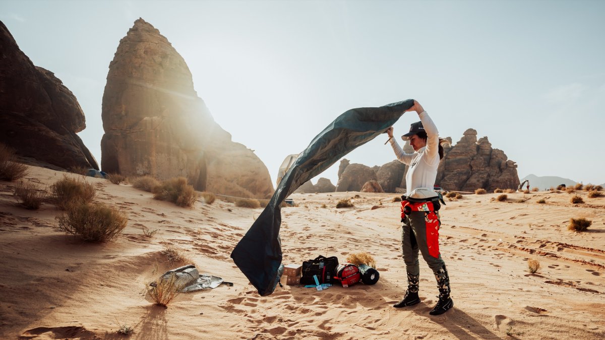 Gutiérrez prepara el vivac en el que pasar la noche a la espera de cerrar la etapa maratón.