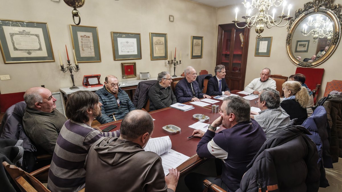 La Federación de Peñas y Sociedades de San Lesmes, durante la deliberación del Báculo de Oro 2026.