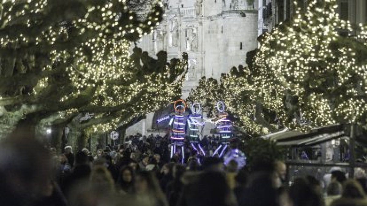 Burgaleses y visitantes pasean por el Espolón iluminado.