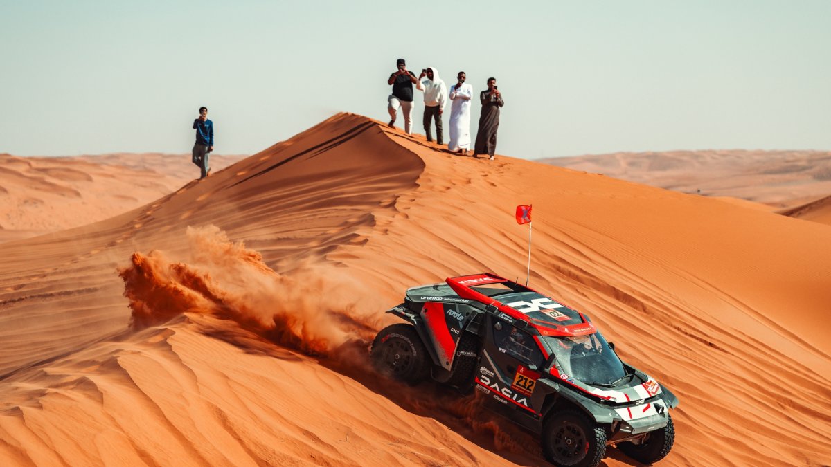 El vehículo de Gutiérrez a su paso por una duna.