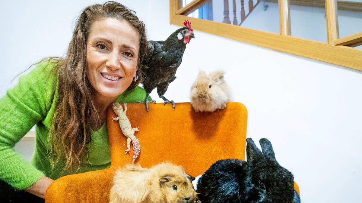 Inma posa con algunos de los protagonistas de sus talleres.