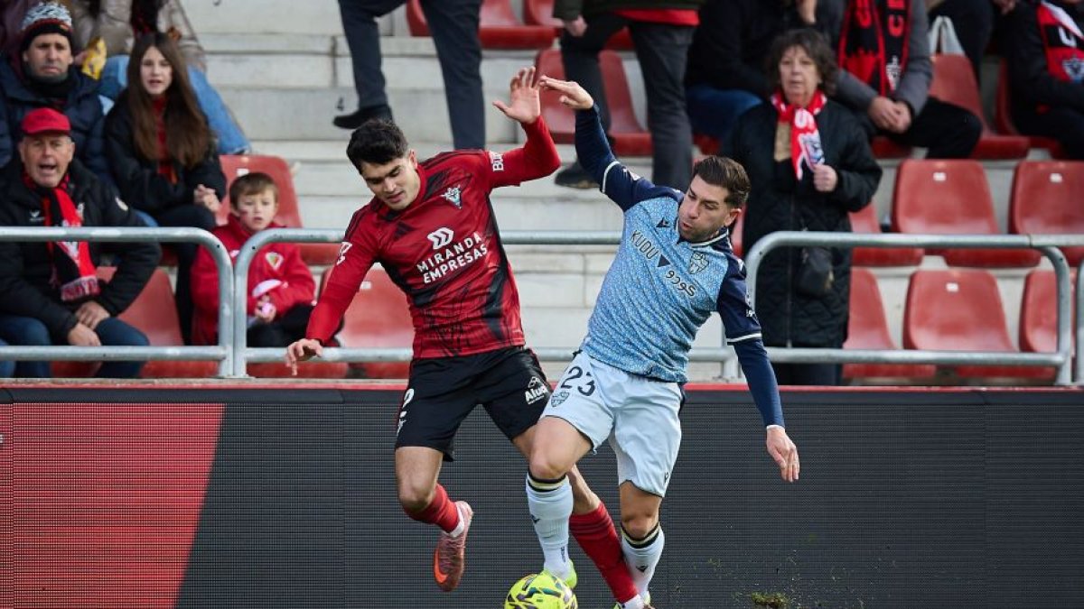Novia disputa un balón con Embarba.