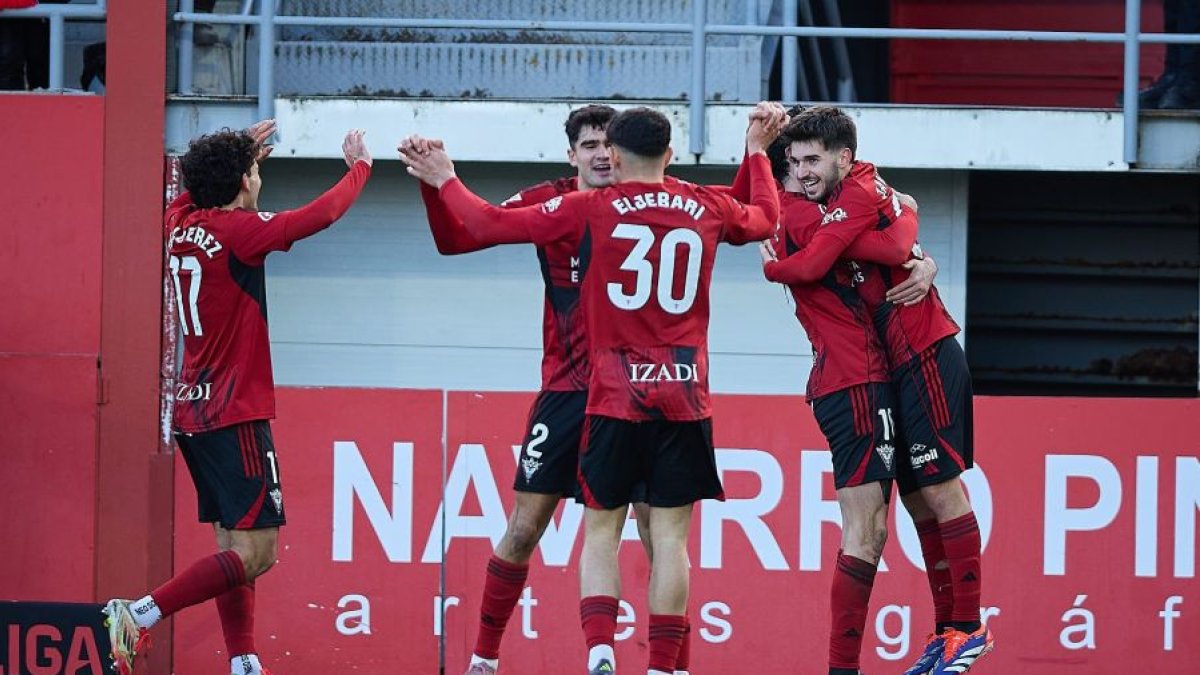 Los jugadores celebran un gol.