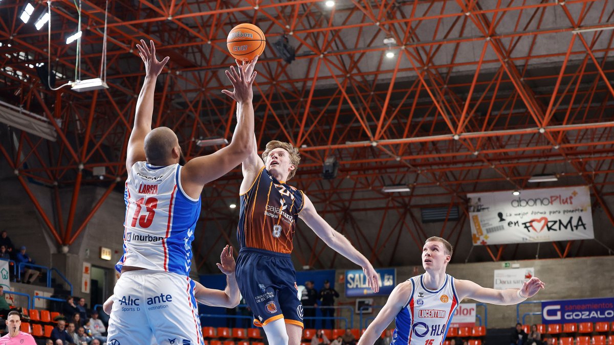 Terins lanza a canasta durante el partido contra Alicante.