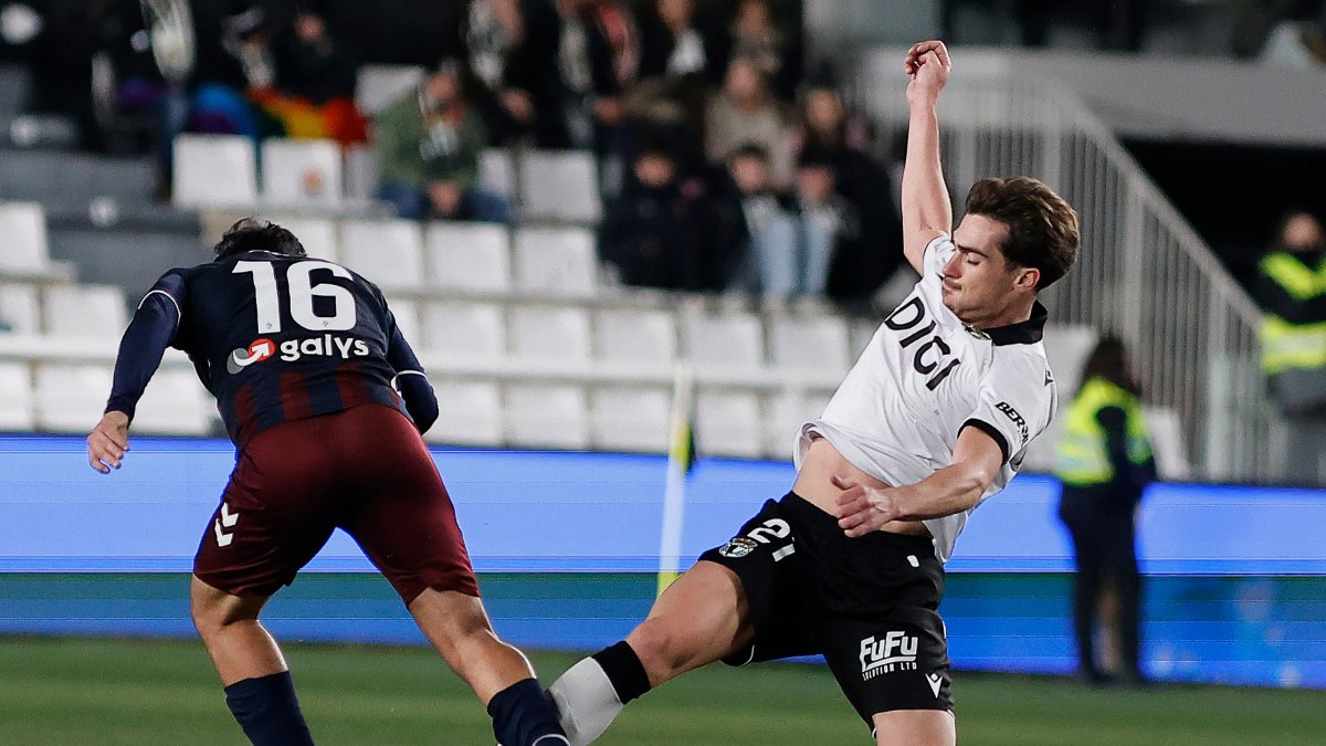 Íñigo Córdoba, autor del gol, intenta quitar el balón a un rival.