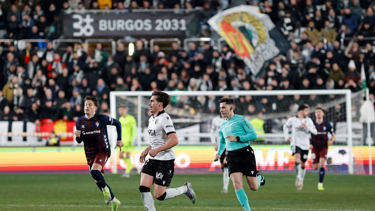 Imagen del partido entre el Burgos CF y el Eibar.