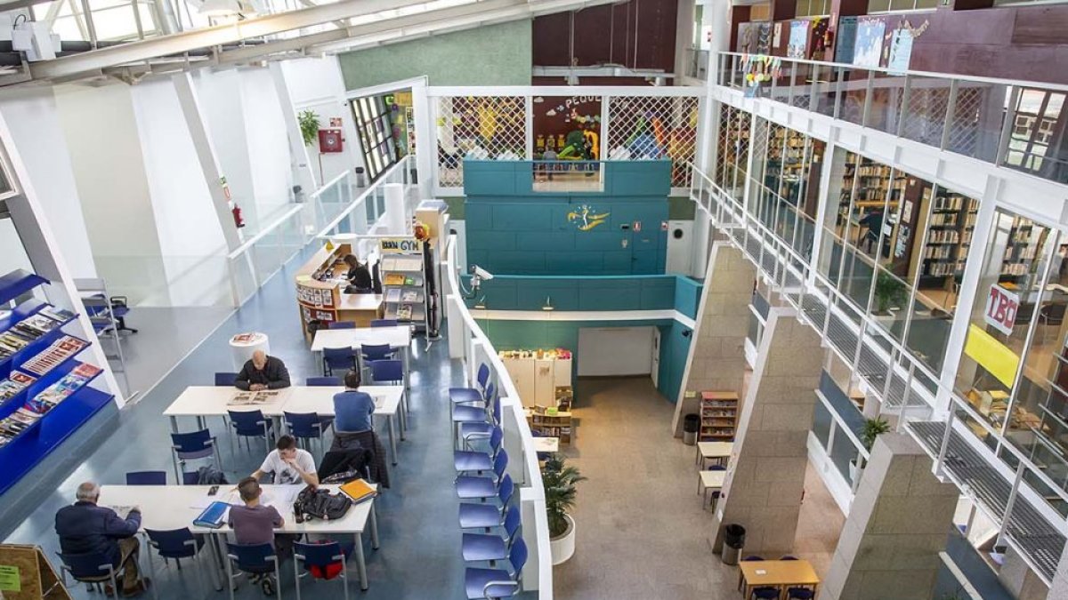 Interior del centro cívico Río Vena.